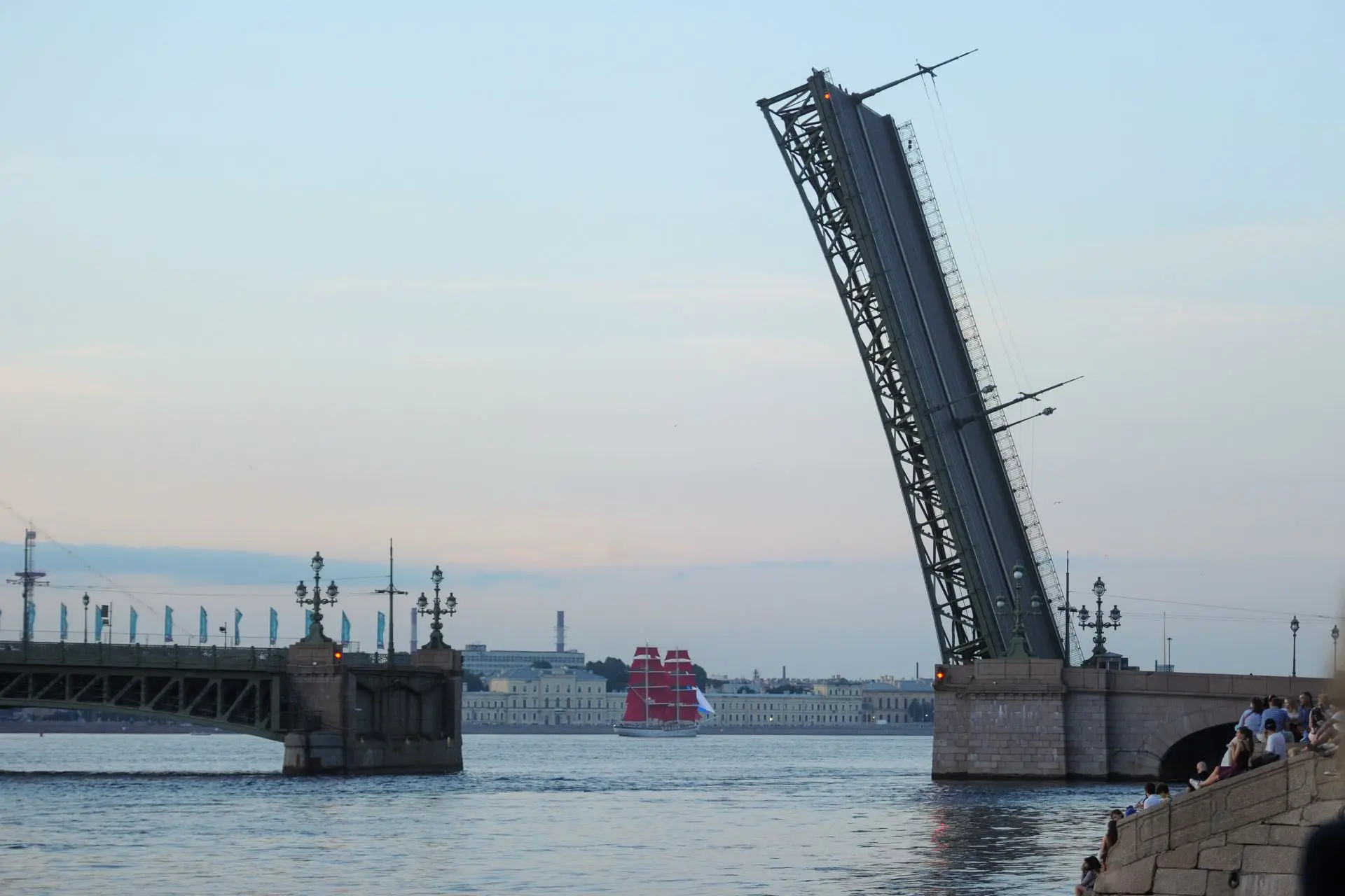 Дворцовый мост в Петербурге перекрыли с полудня 27 июня из-за «Алых парусов»