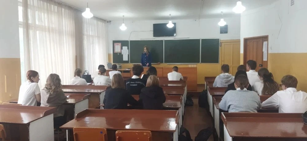08.05.26 г. с обучающимися 10 класса состоялся урок мужества с участием помощника прокурора.