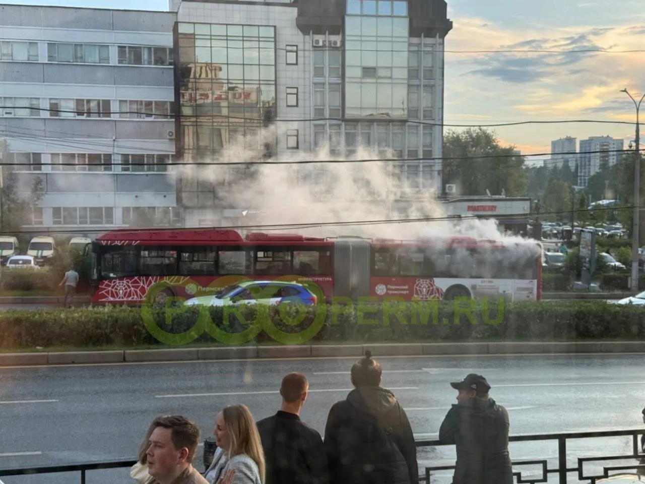#НамПишут

Все так спешат за чудесами на эспланаду, а атмосфера нагревается, что даже автобусы кипят