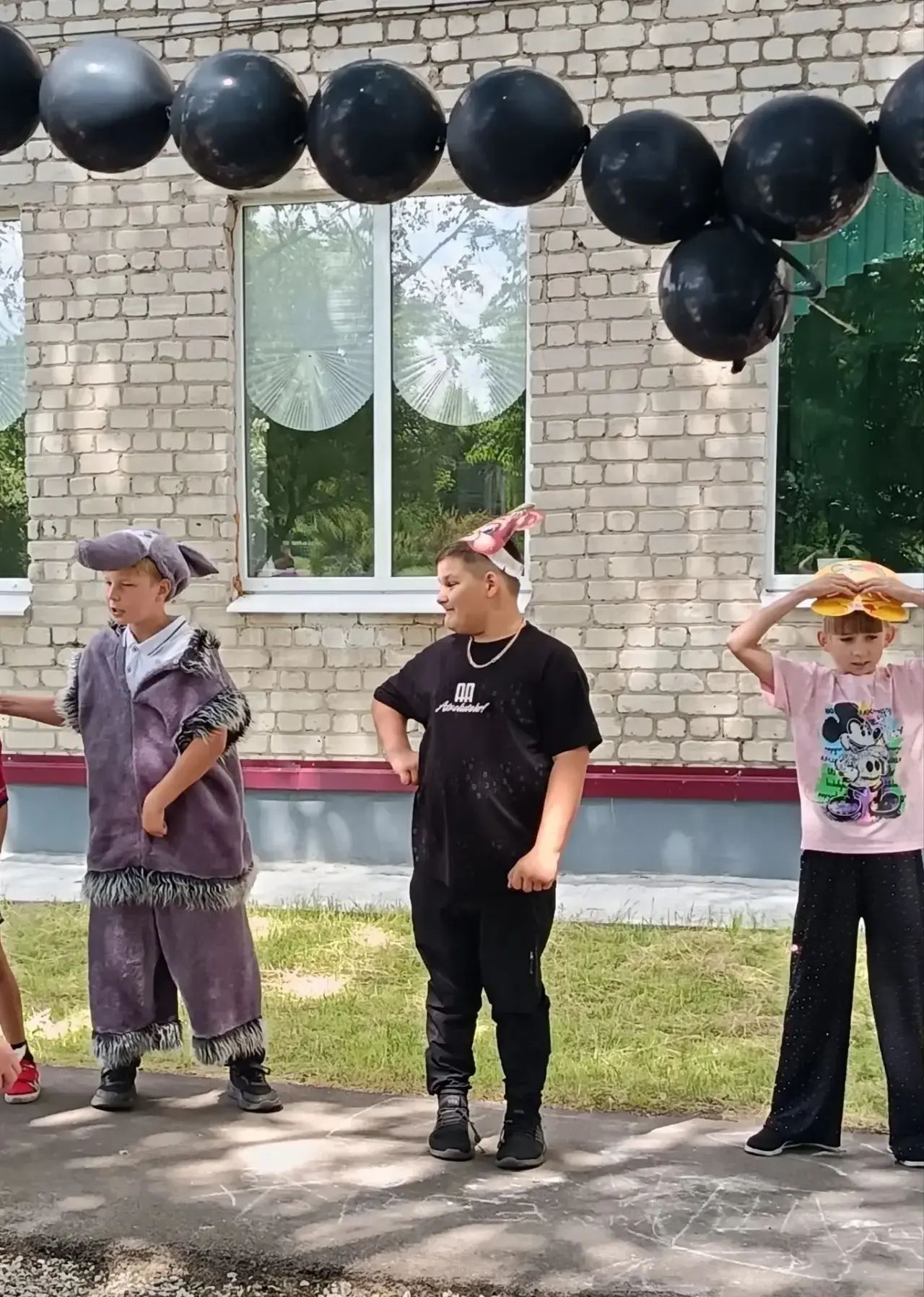 Каждый день в школьном лагере Комаричской школы №2 — это маленькая жизнь, полная ярких событий и впе