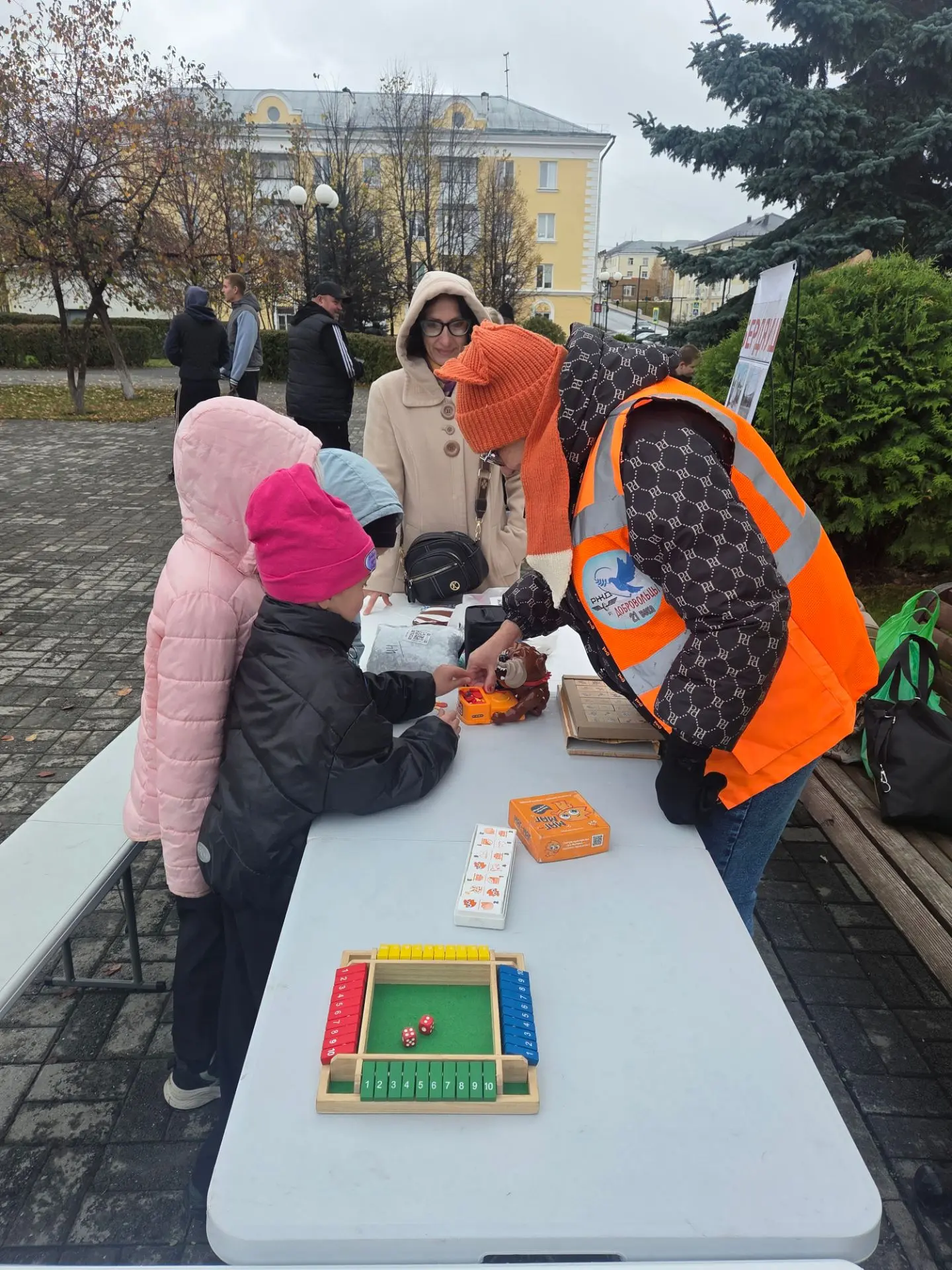 В сквере ДК "Магнезит" в Сатке началось празднование 100-летия Саткинского округа.
