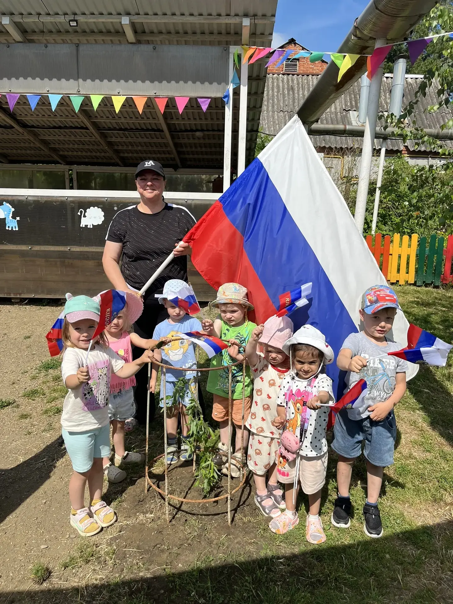 Какой замечательный и важный вклад в экологию! 🌱 Посадка деревьев вместе с детьми — это прекрасный 