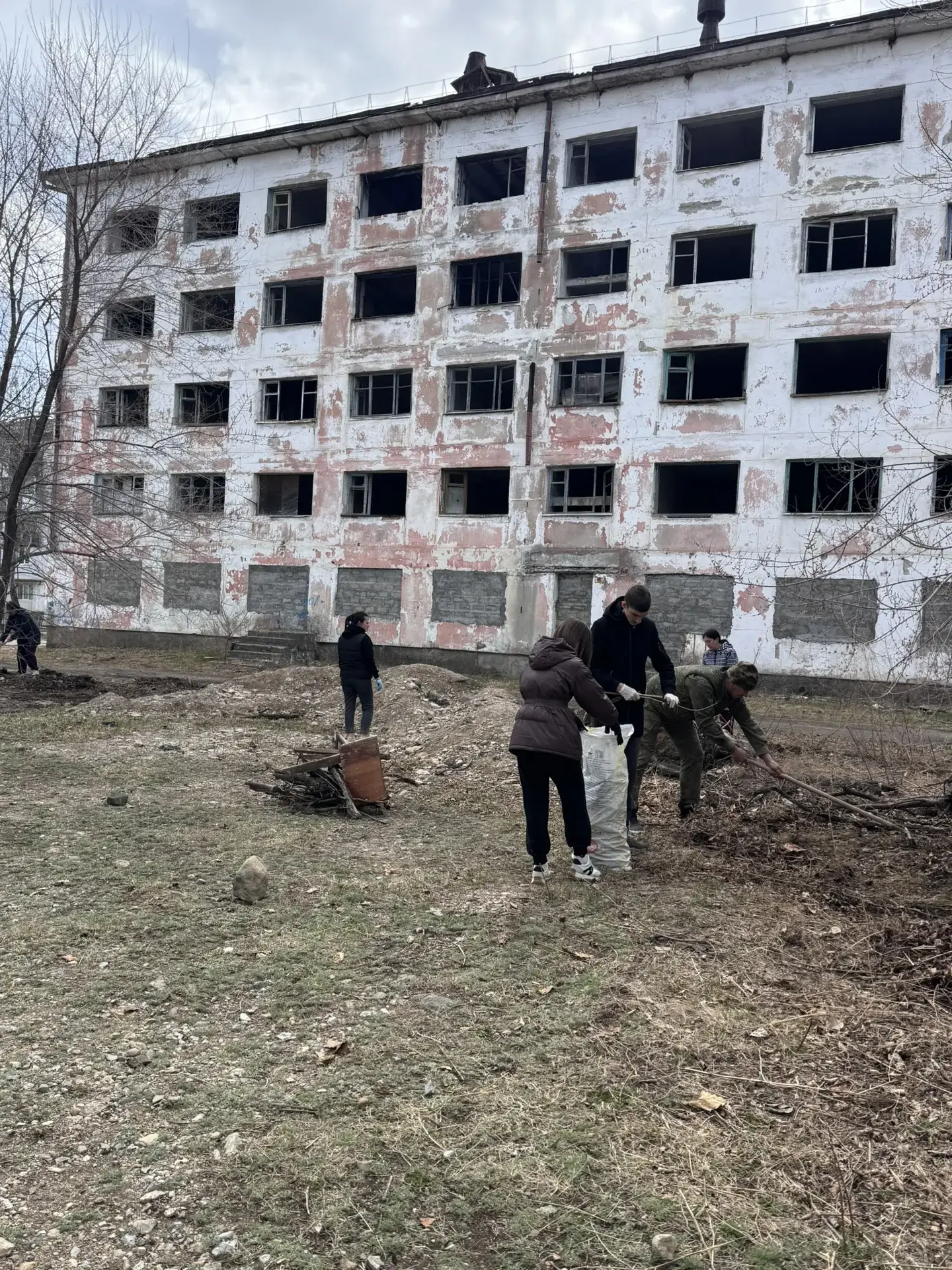Субботники продолжаются  Вчера к уборке территории города присоединились студенты и коллектив Дальне