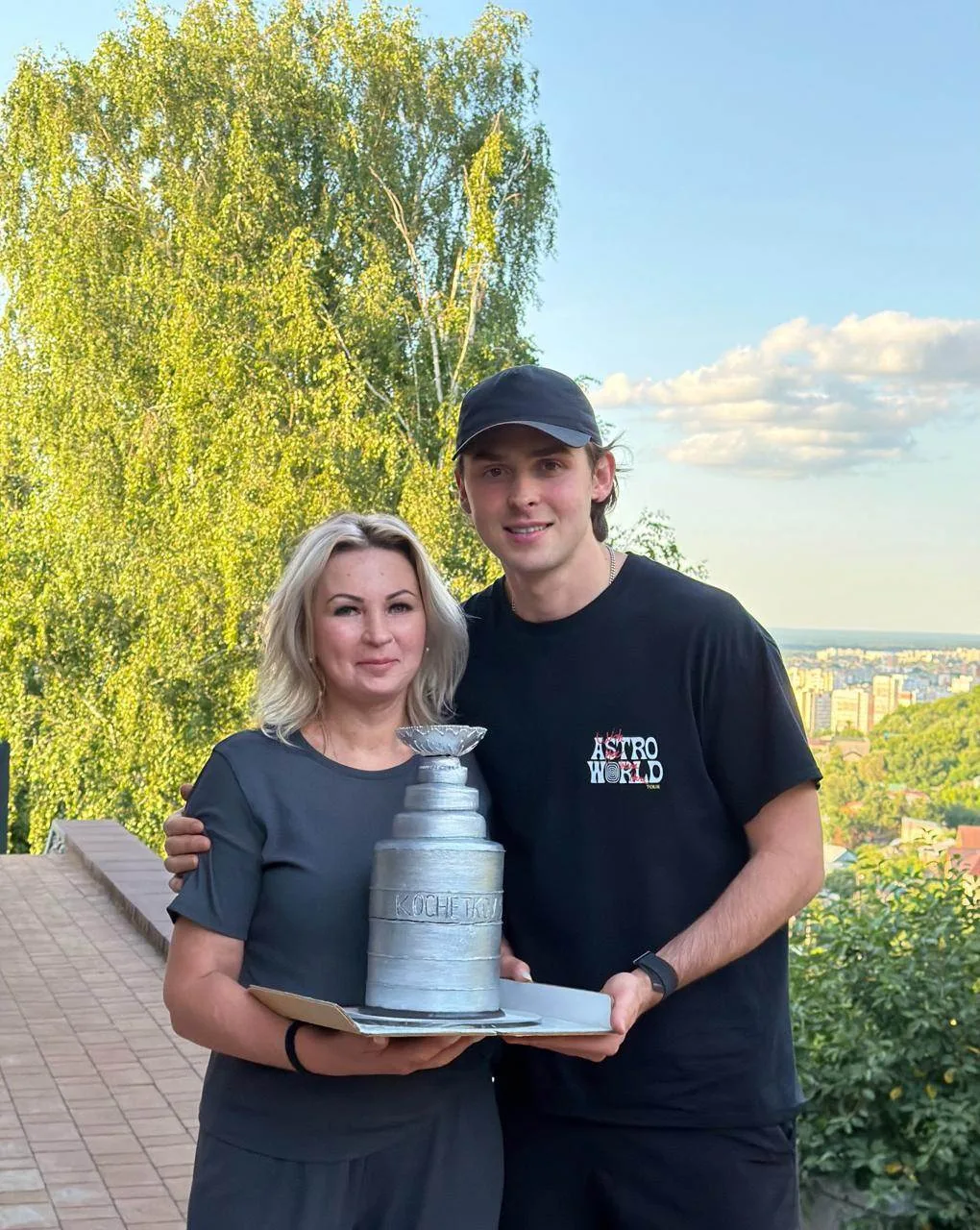 🎂 Ну, хотя такой Кубок Стэнли наши привезли в свои родные города 😄