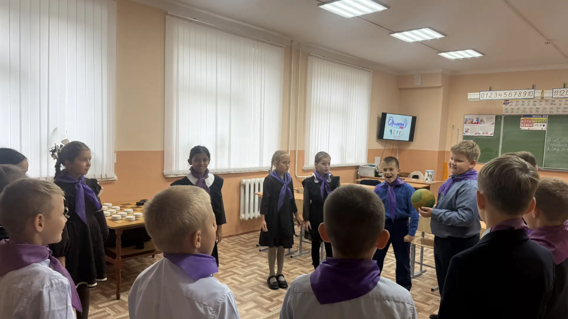 Сегодня в 3 «В» классе прошло внеурочное занятие «Орлята России» под названием «Лидер: ...