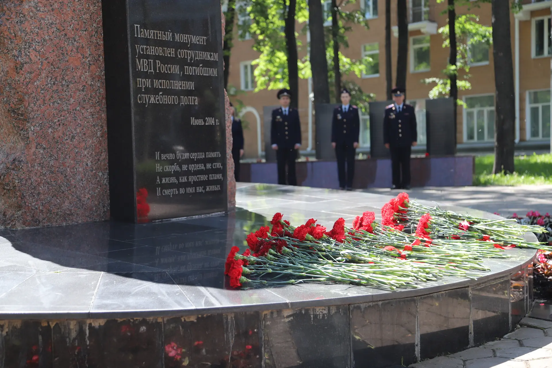 В Перми на Аллее славы прошла торжественная церемония возложения цветов

В честь 308-летия российско