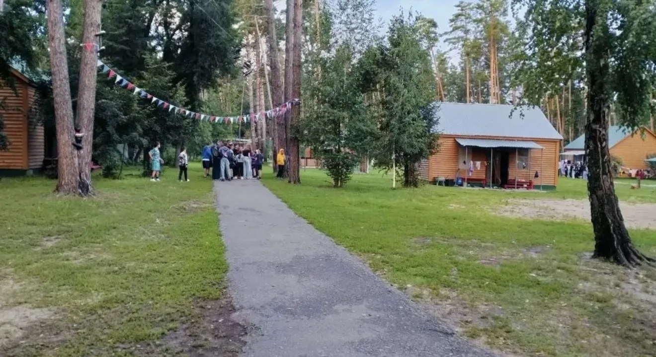 В спортивно-оздоровительном лагере «Ласточка» сейчас отдыхает четвёртая смена мальчишек и девчонок. 