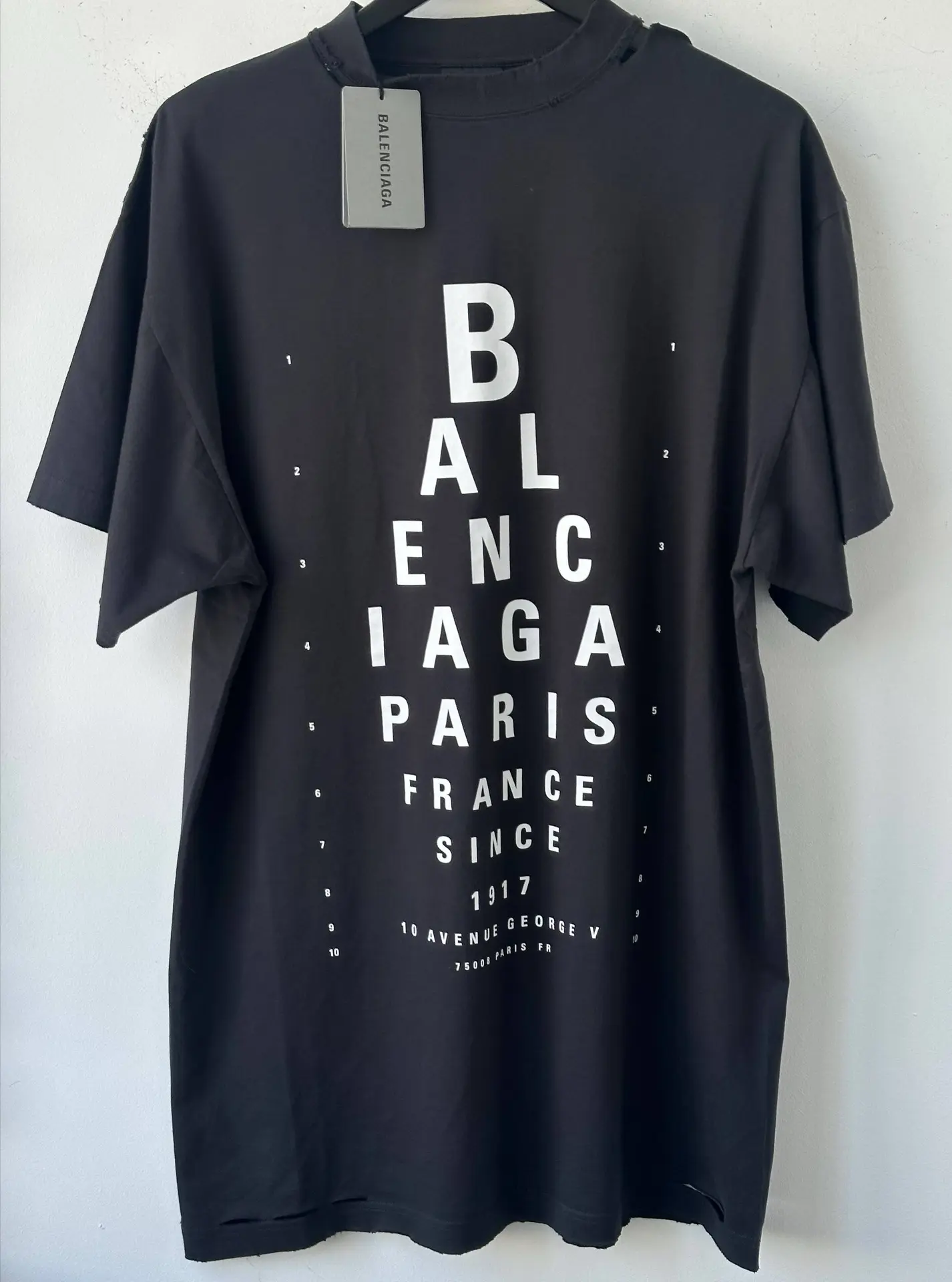 Футболка Balenciaga
Новая 
Маркировка L
Куплена 70 т. 
Наша цена 31.000₽

Юбка 12storeez 
Отличное с