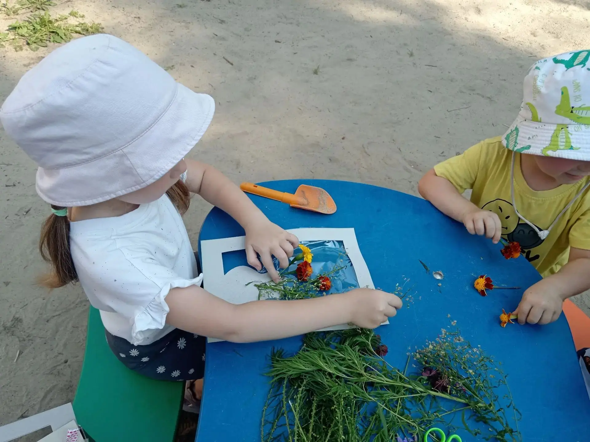 🌿 Детское творчество  «Краски лета» 🌸

Аппликация «Краски лета» на прозрачном скотче — это увлекат
