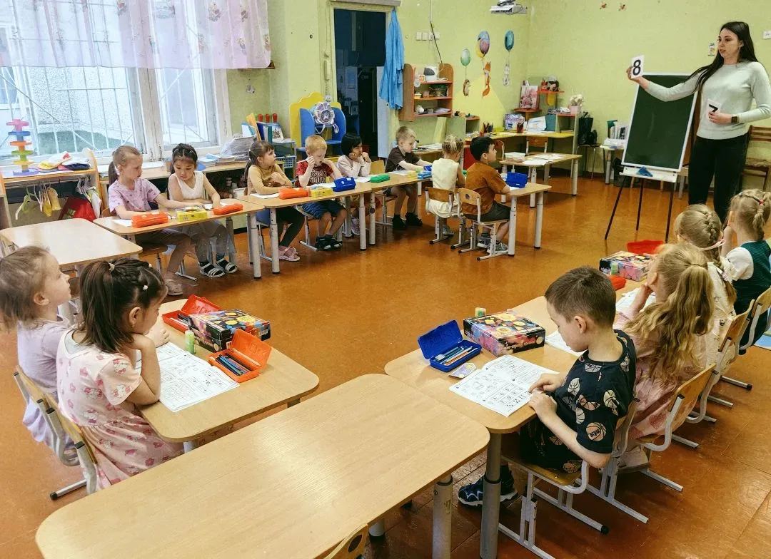 Сегодня ребята старшей группы отправились в путешествие по стране Математики! В пути он...