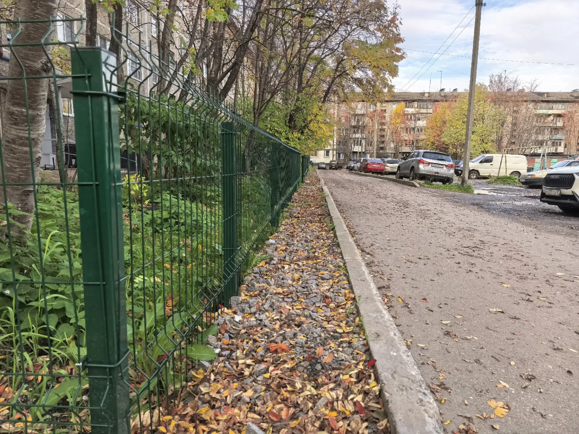 💚Облагородили территорию и освежили входные группы на Героев - Североморцев 78к2.