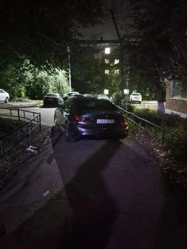 В Новокуйбышевске автомобиль перекрыл проход между домами Победы