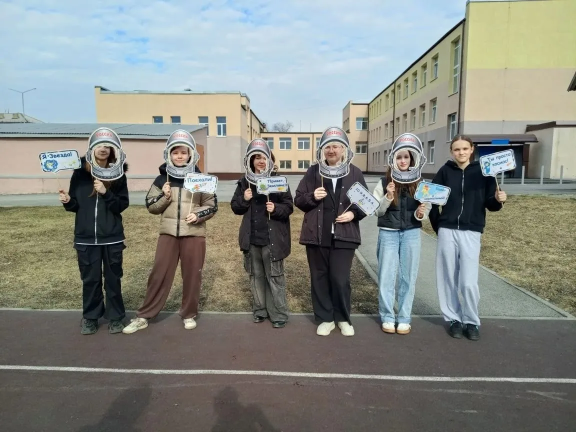 📸 Улыбка Гагарина живёт в нашей школе!  Сегодня наши ученики присоединились к Всероссийской просвети
