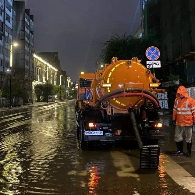💧За прошедшие выходные с улиц Красноярска откачали около пяти тысяч кубометров воды