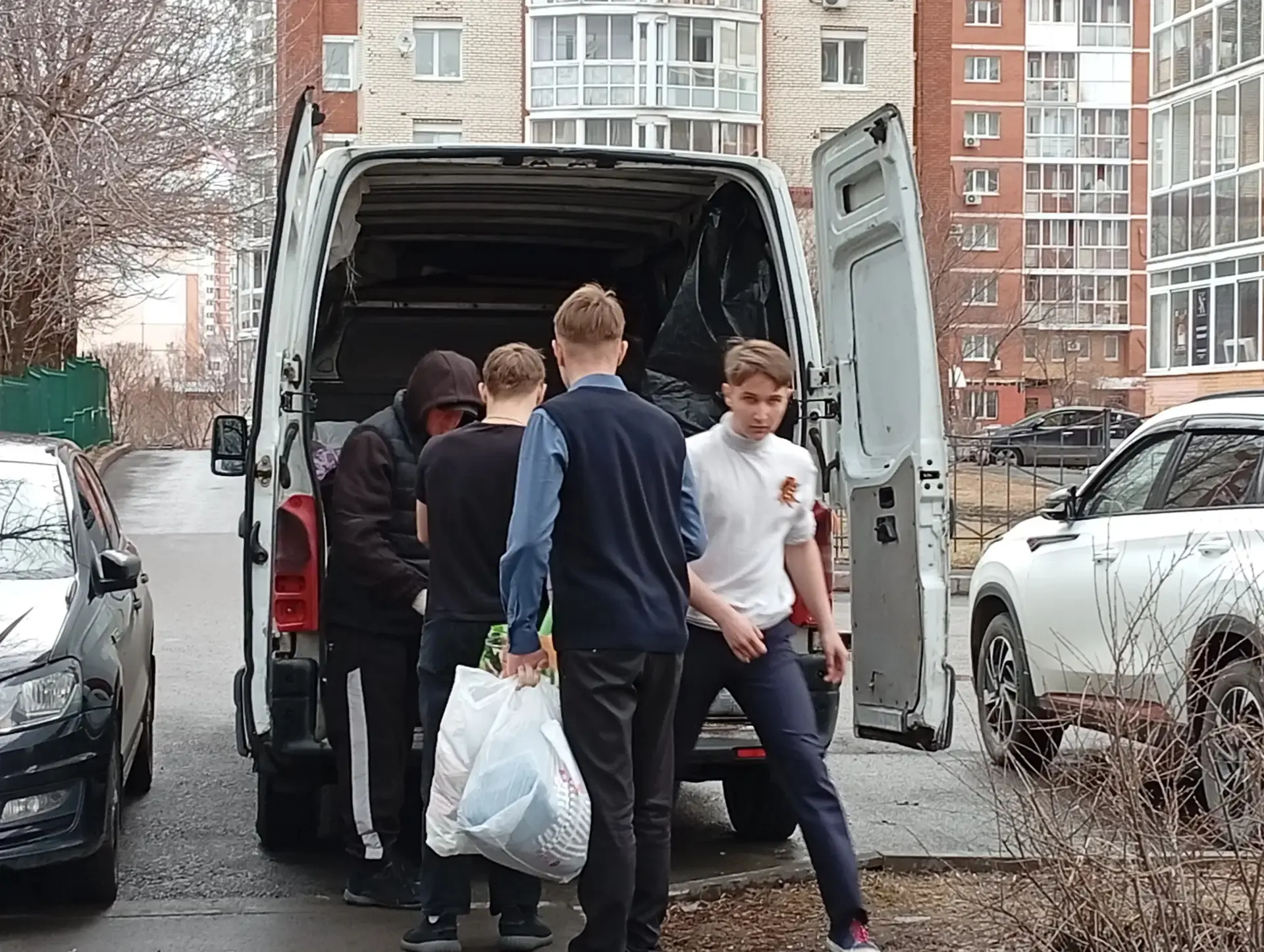 Учащиеся школы 34 и педагоги являются активными участниками экологической  акции "Охота на шкаф", ко