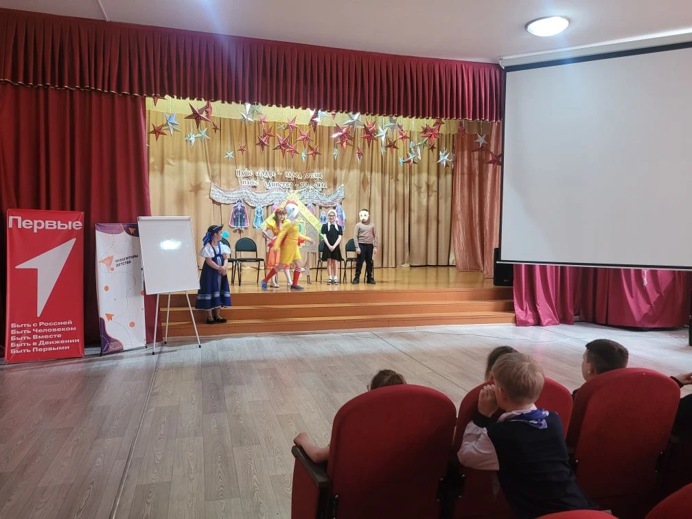 🎭 «Лисичка со скалочкой»: театральная сказка участников кружка "Путешествиев сказку"!  ✅️ В нашей шк