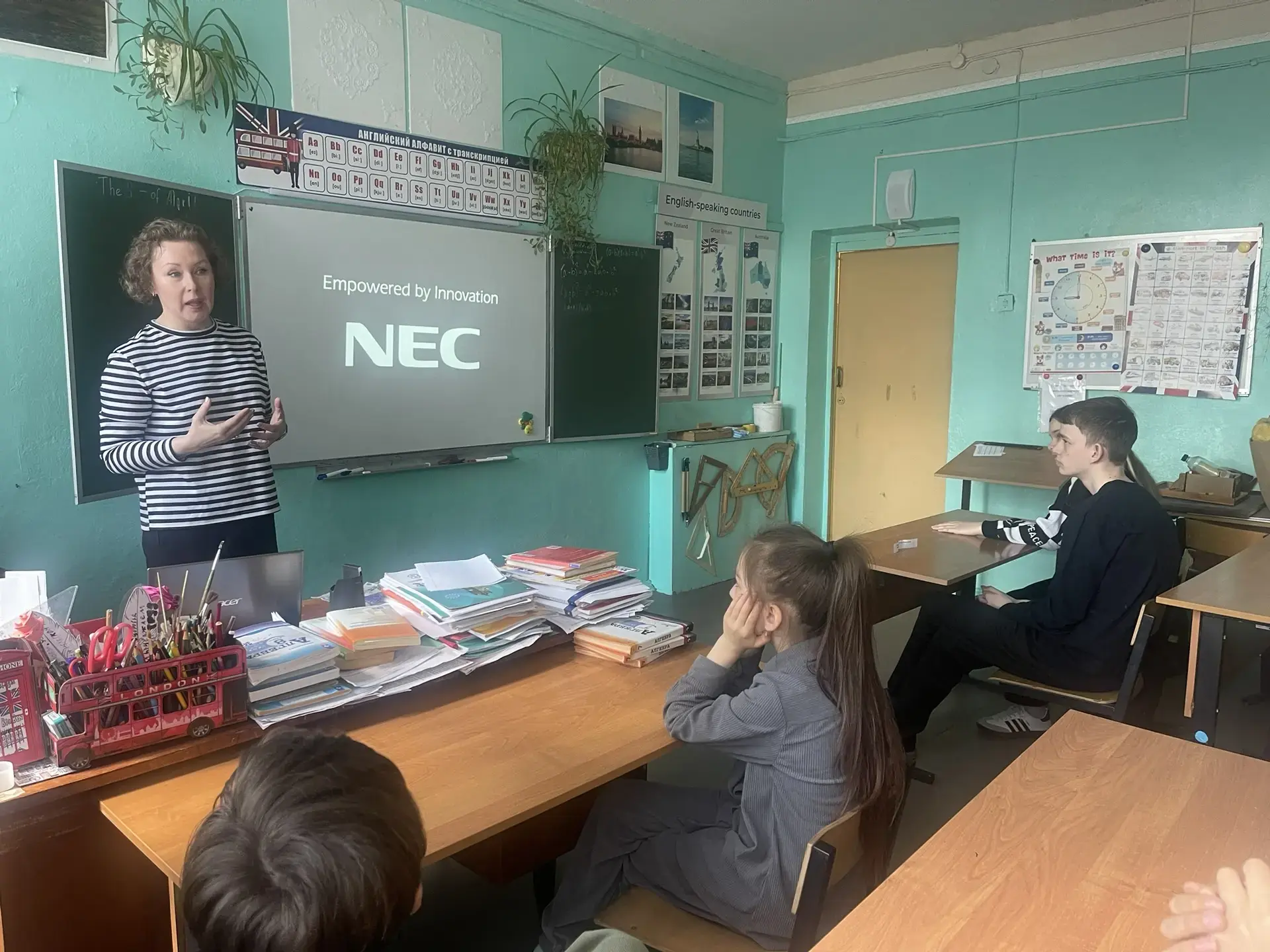 Каждый апрель в нашей школе проходит "Неделя профессий", во время которой учащиеся встречаются с пре