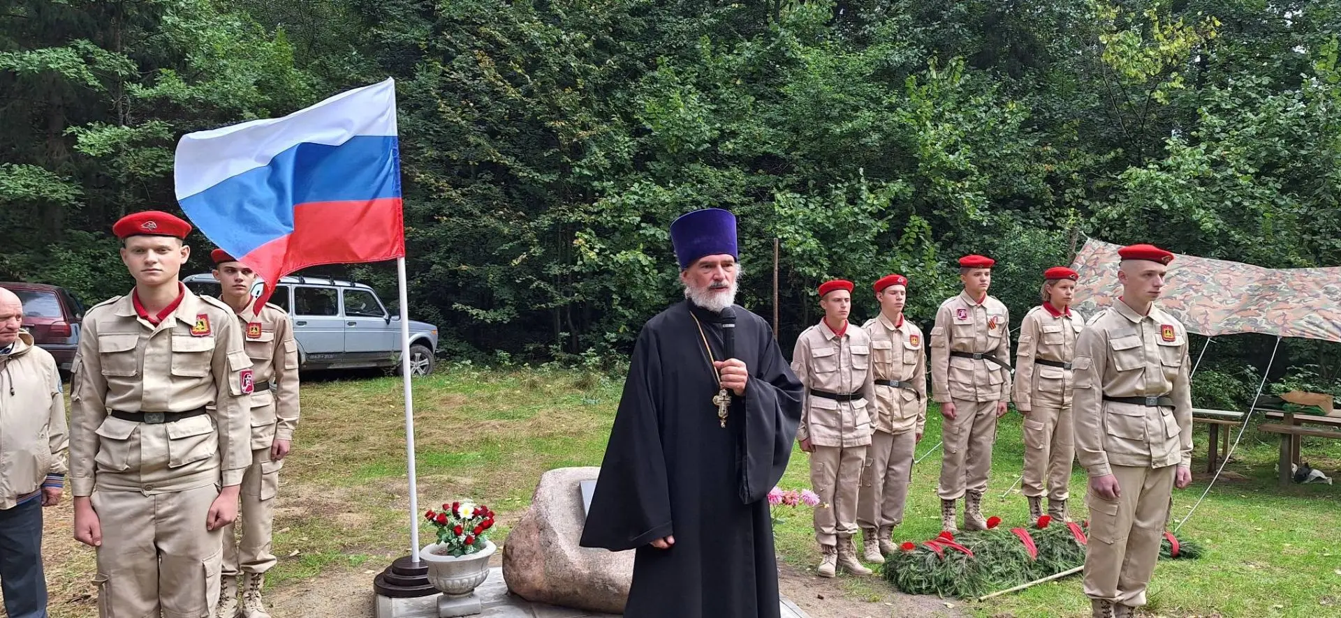 Брянский иерей освятил и открыл памятный знак у посёлка Пятилетка