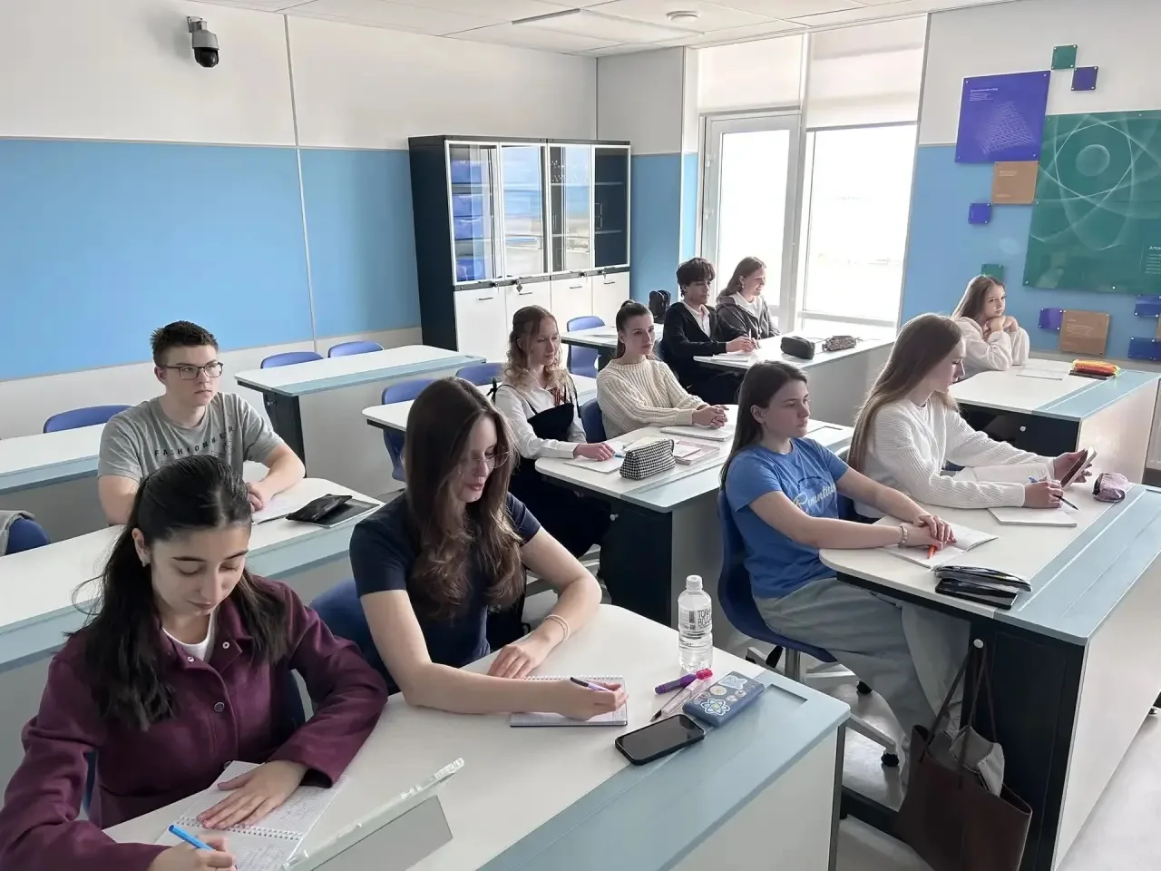 Учащиеся 9 классов посетили лекцию по теме «Введение в аналитическую химию» в Технополисе «Эра». 🧪🔬 