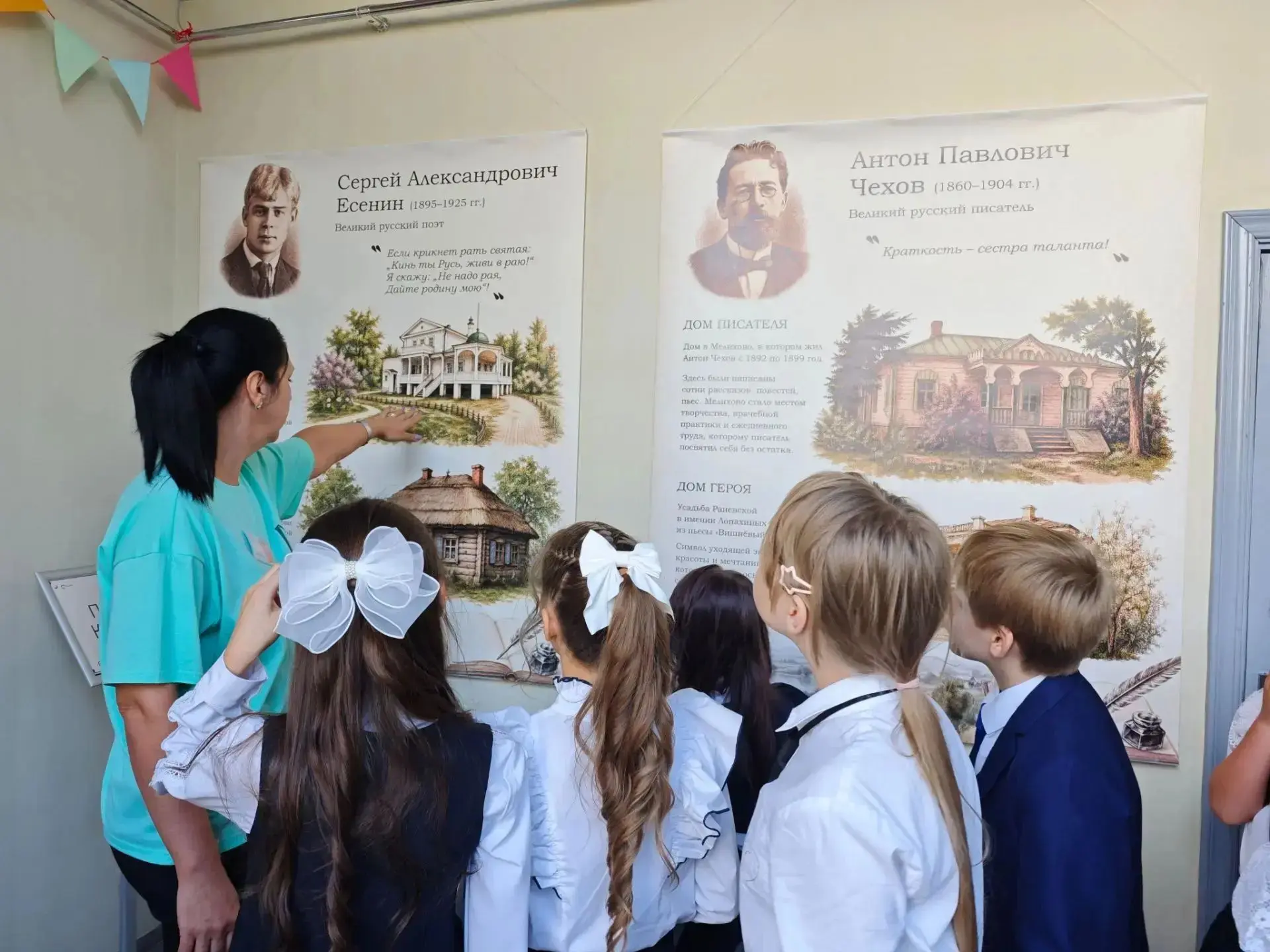 Гости Белгородской детской библиотеки имени А. А. Лиханова познакомились с выставкой «Д...
