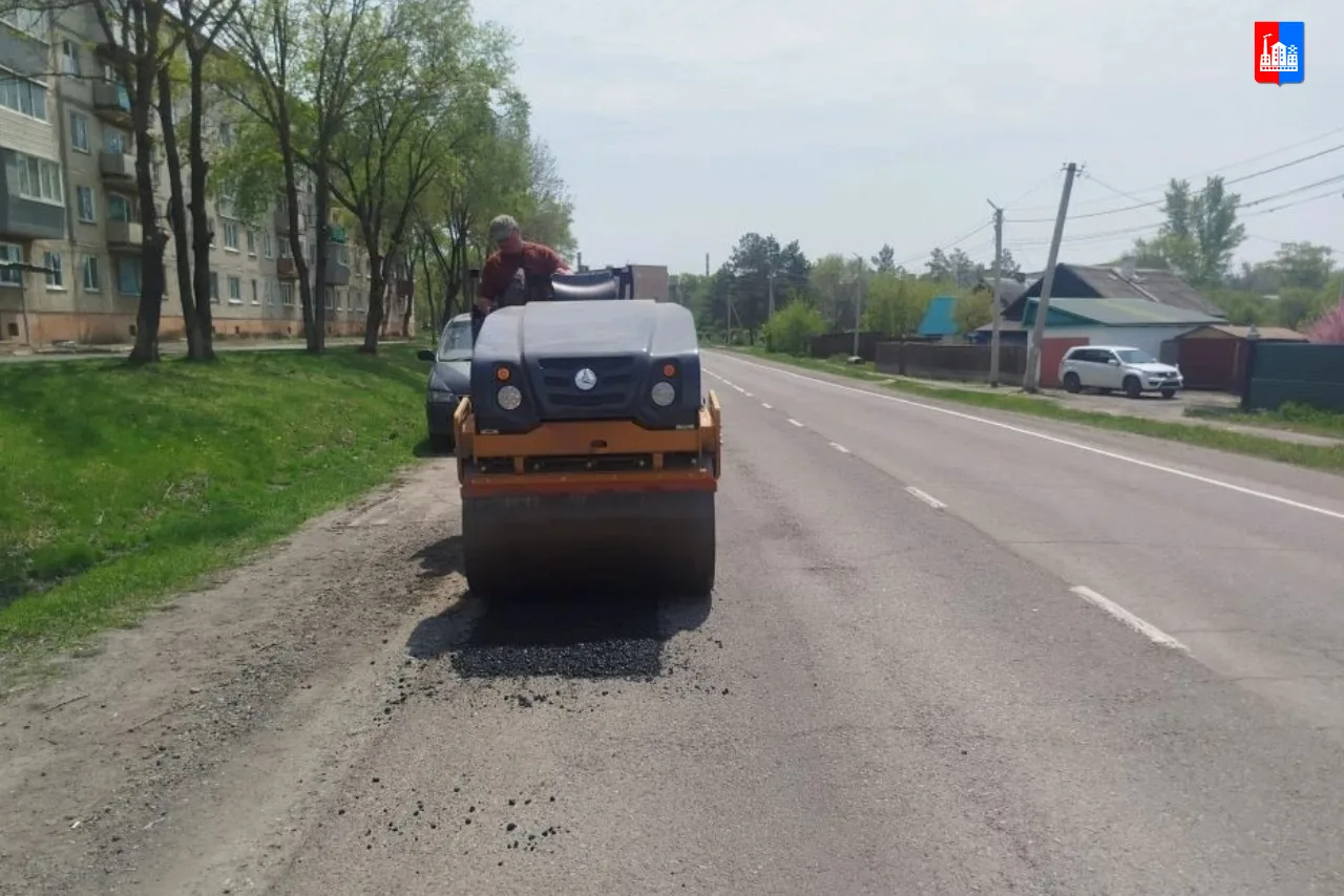 #работы_в_округе  Продолжаются работы на дорогах округа.   ✔️Бригады специалистов оперативно устраня