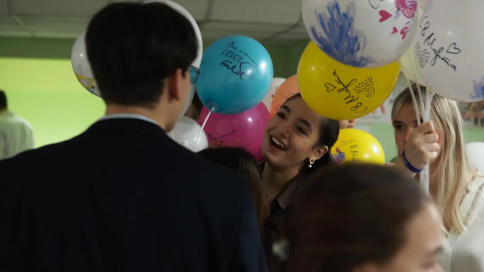 💐 ВЕСНА В НАШЕЙ ШКОЛЕ — ПОЗДРАВЛЕНИЕ ДЛЯ ЖЕНЩИН!  ☀️ Сегодня активисты нашей школы устроили тёплое и