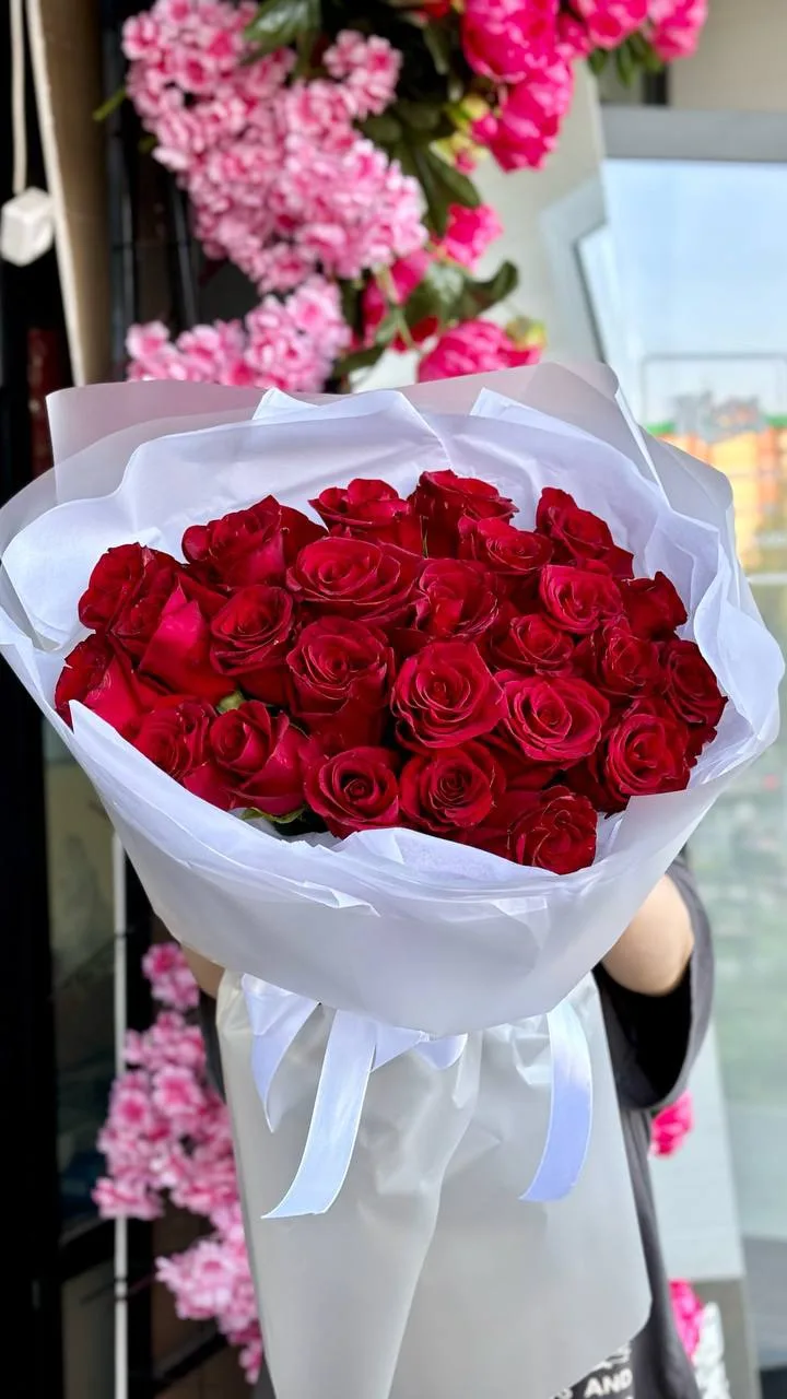 25 красных роз на витрине❤️