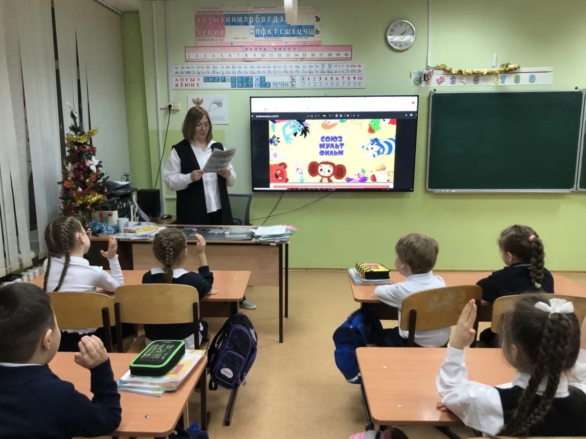 Понедельник, 12 января — начало третьей учебной четверти! 📚✨  Традиционное начало недели — вынос фла