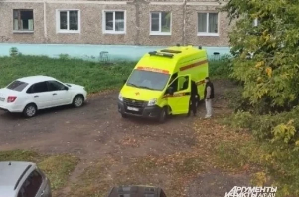 Очевидцы рассказали о мужчине, которого обнаружили под окнами пятиэтажки в Краснокамске...