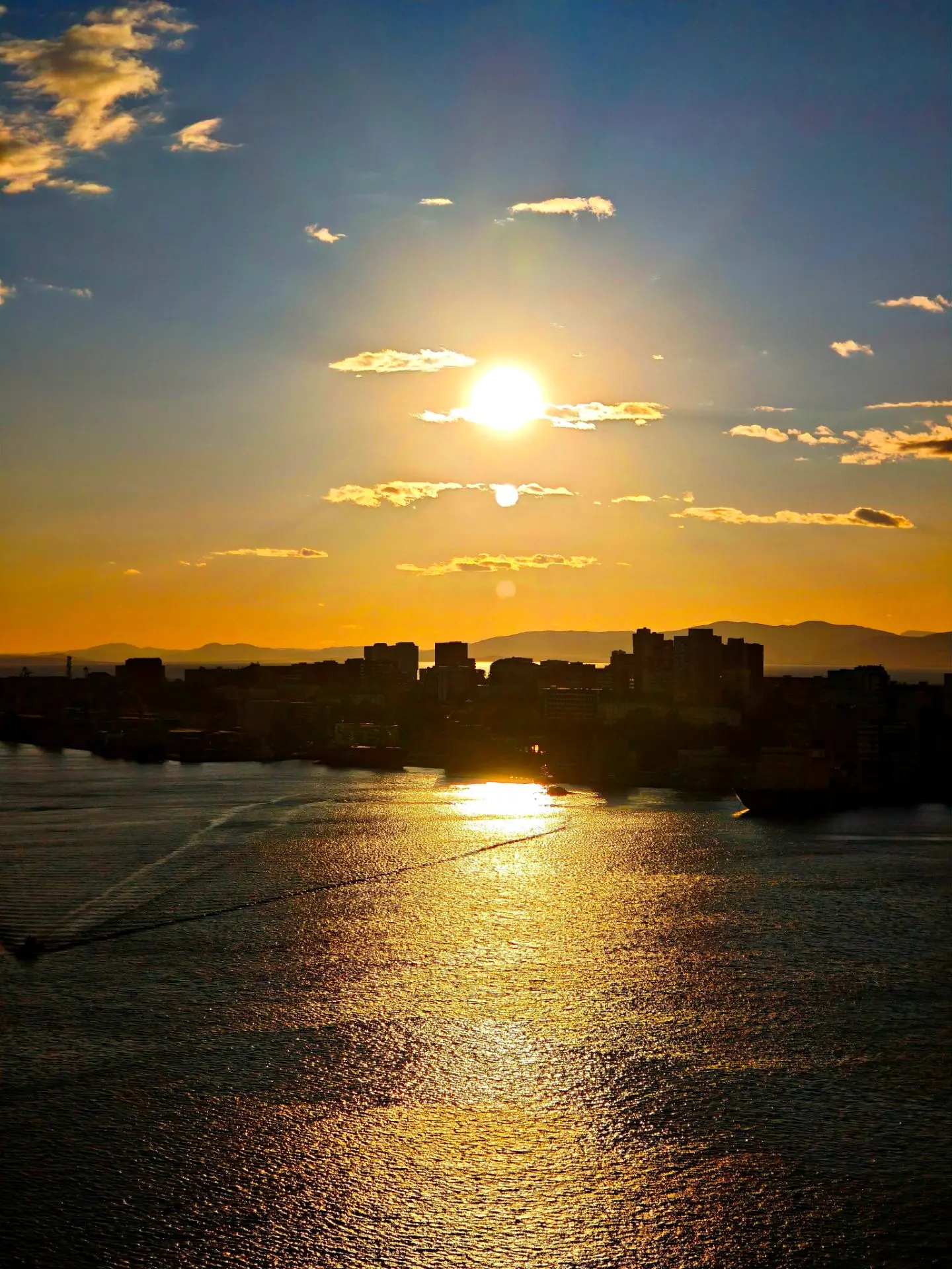 🌅Закат во Владивостоке - это когда солнце уходит за сопки в Китай, а ты едешь на авто ...