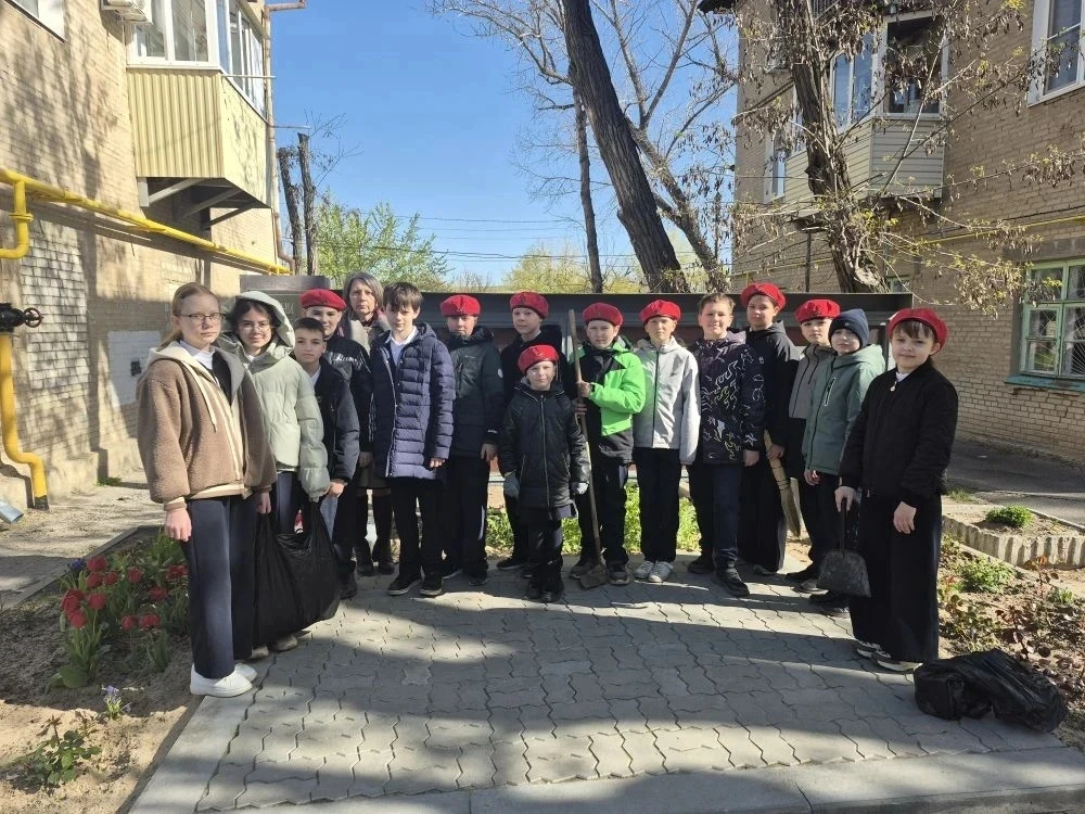 5Б приводит в порядок стенд памяти "Они погибли в Чечне" на улице Дзержинского.