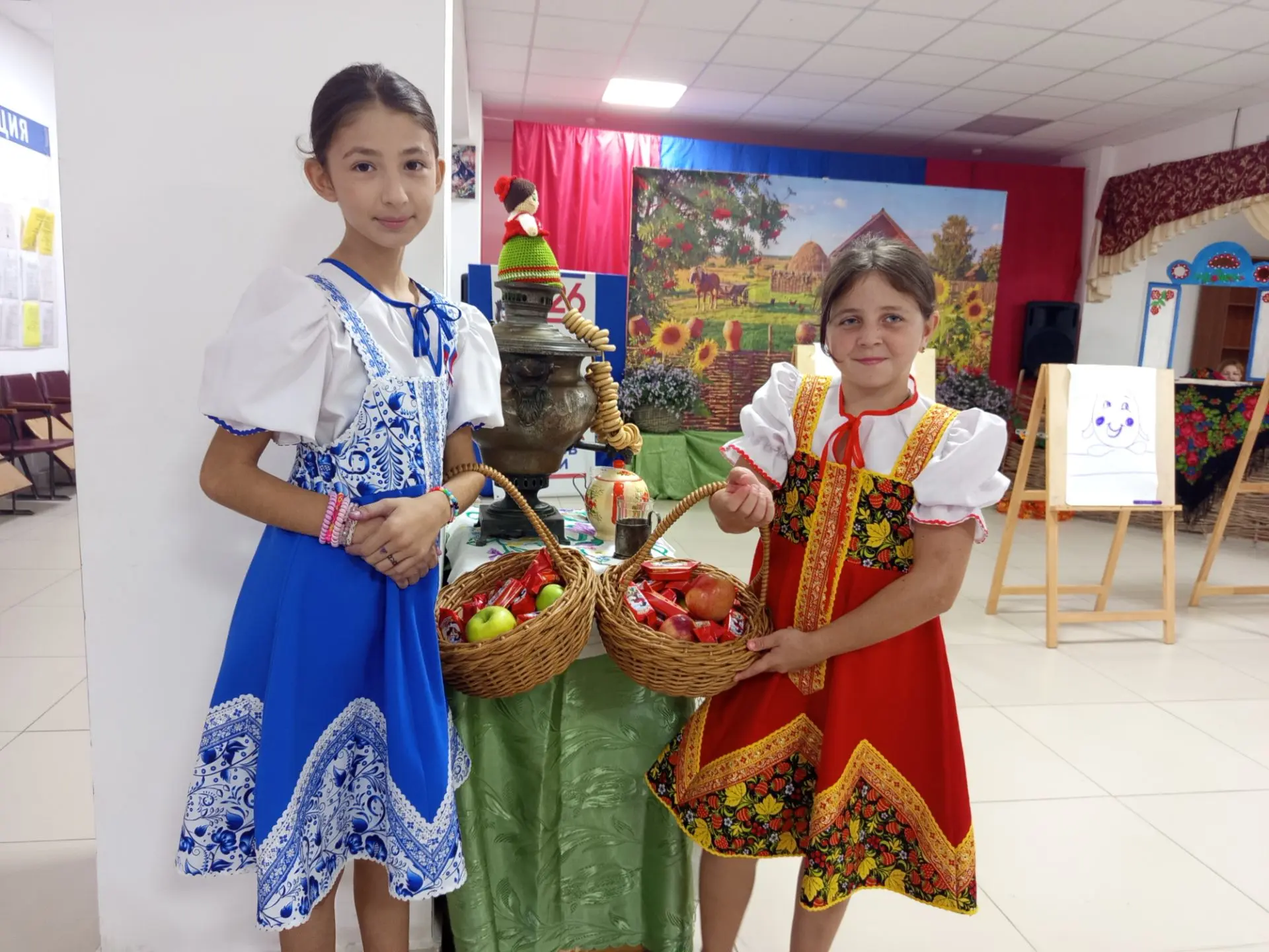 Сегодня было наоборот, девочки угощали бабушек!