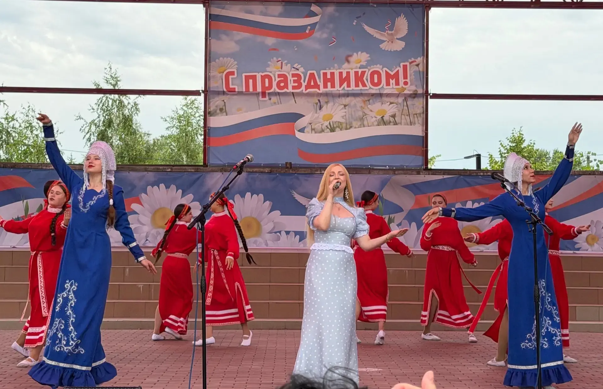 В Моздокском районе отпраздновали День России!🇷🇺

В Парке Победы г. Моздока  собрались  сотни мозд