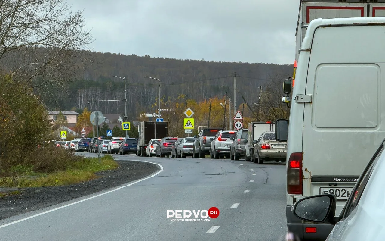 На Пермском тракте с пятницы водители встают в многокилометровые пробки. Около сотни ма...