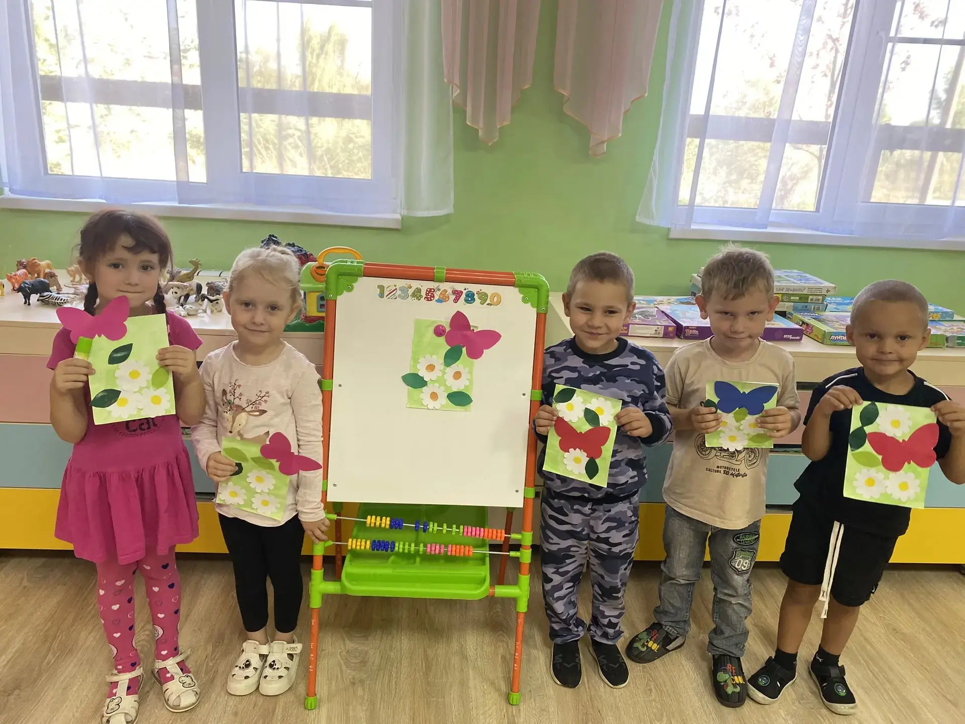 Старшая группа 1. В последний день лета, сделали с ребятами аппликацию: «Летняя поляна»