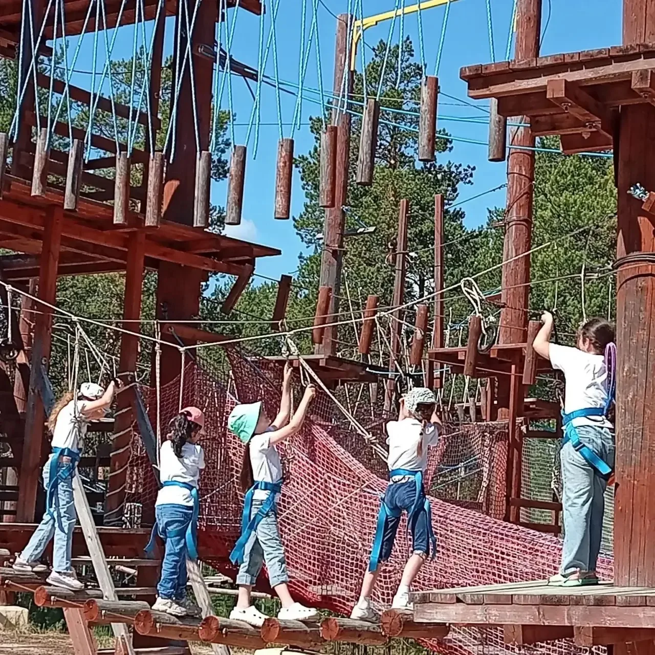 Лето нас радует😀😉🤗, а для жителей ""Маленькой страны" готовит сюрпризы.
🤾‍♀️🤾Зарядка-порция бод