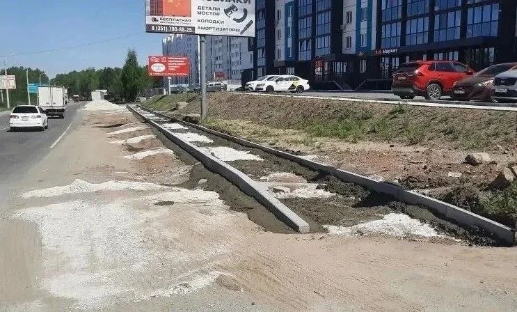 В округе продолжаются работы по ремонту автомобильных дорог.   Подрядчик уже приступил к обновлению 