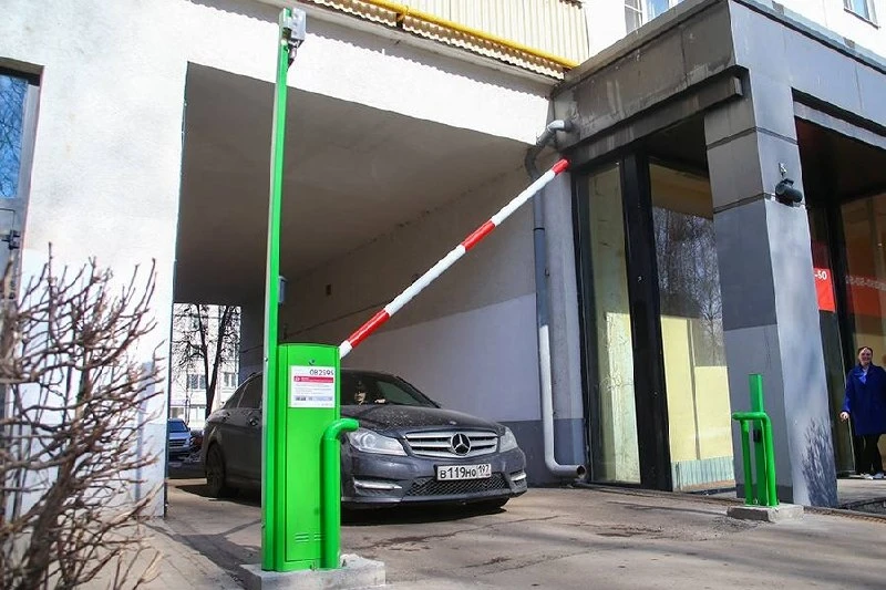 ❗ В Москве ввели плату за шлагбаумы во дворах, заявил заммэра Ликсутов