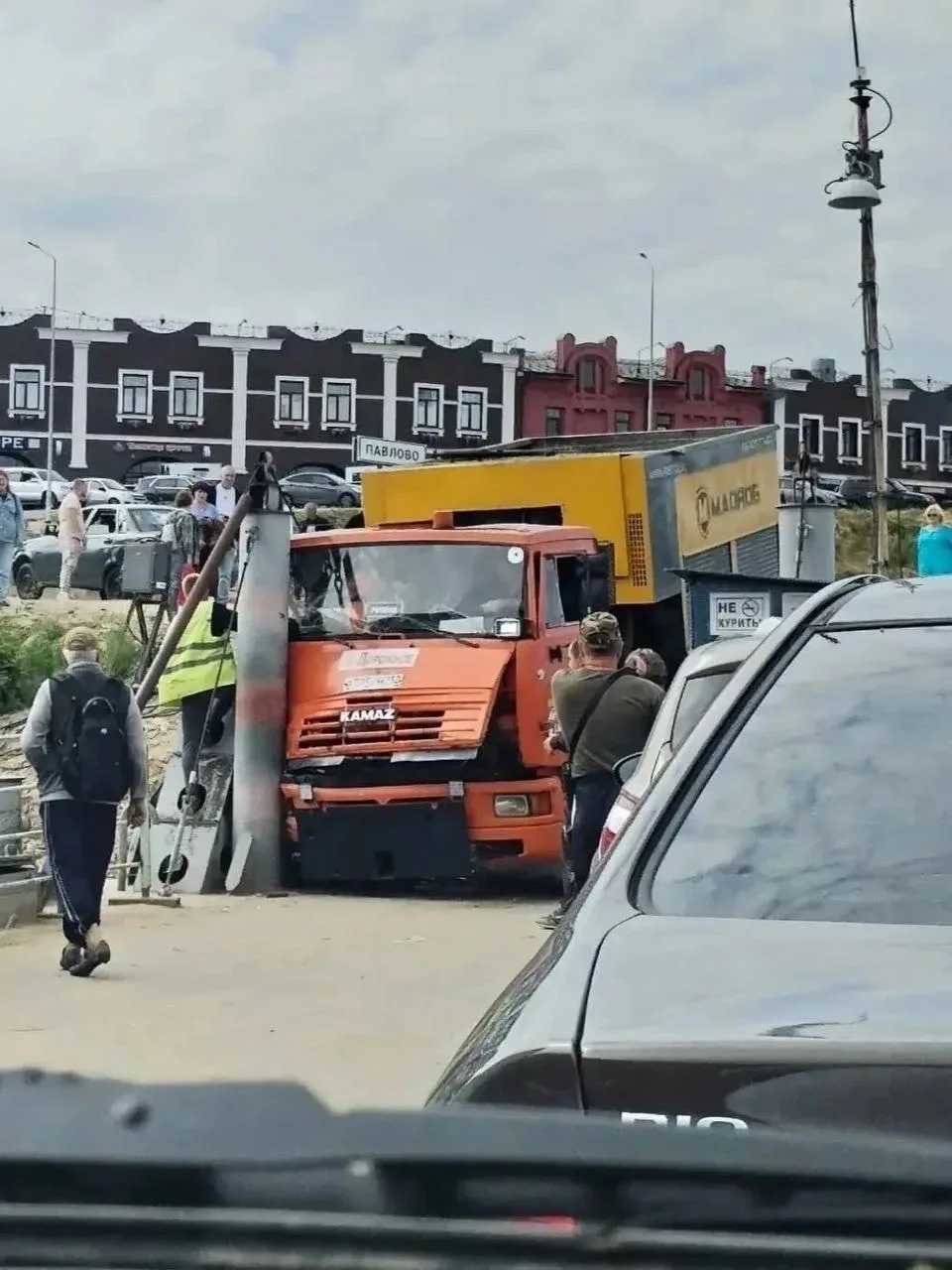 🚛 В Павлове КАМАЗ вылетел на набережную и протаранил паром, на котором в этот момент н...