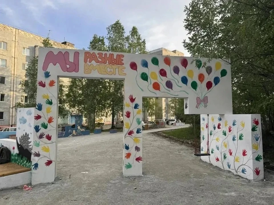 🎨 В Тынде прошел городской конкурс муралов «Мы разные, но мы вместе», посвященный Году единства нар