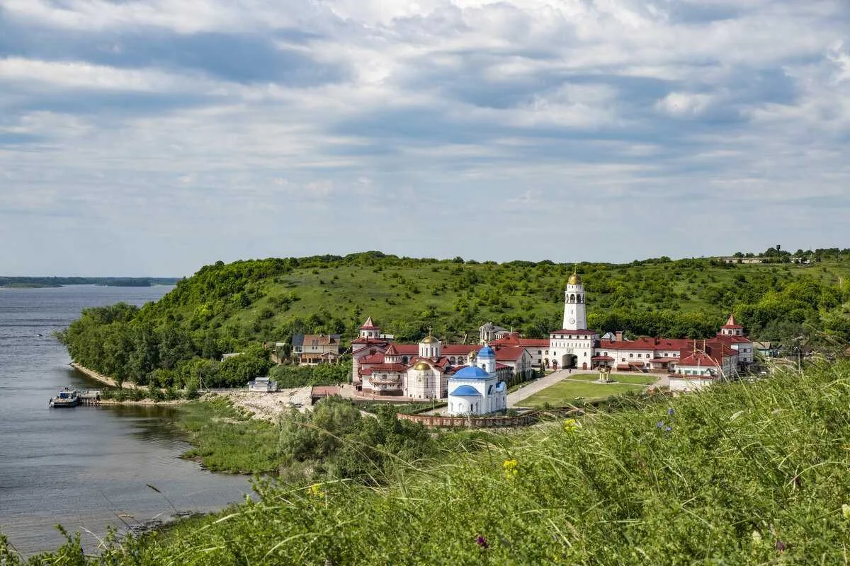 📍 Винновка

Это древнее село на берегу Волги, где прошлое встречается с настоящим. Расположено оно 