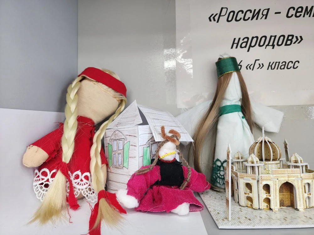 🌍Год единства народов России в МАОУ СОШ № 71 объединяет творчество и новые знания🤝🇷🇺  В нашей школе 