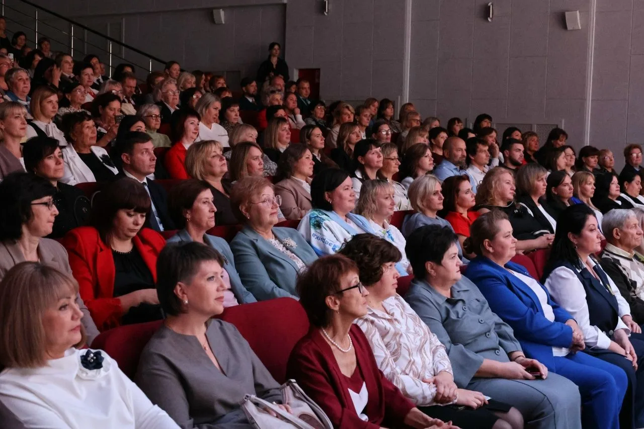 В преддверии Дня учителя во Дворце культуры села Новая Усмань состоялся праздничный кон...