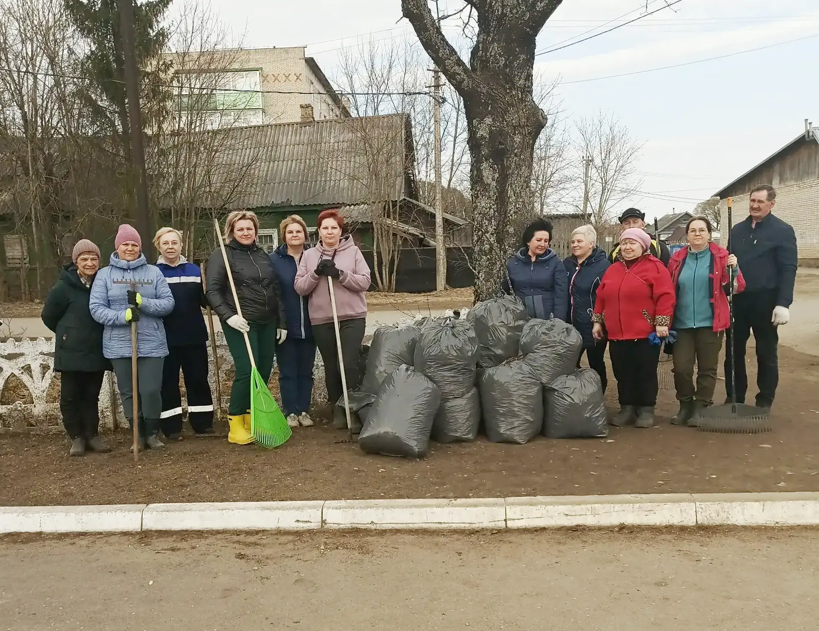 🗓Работники учреждений культуры Окуловского муниципального округа провели первый весенний субботник.