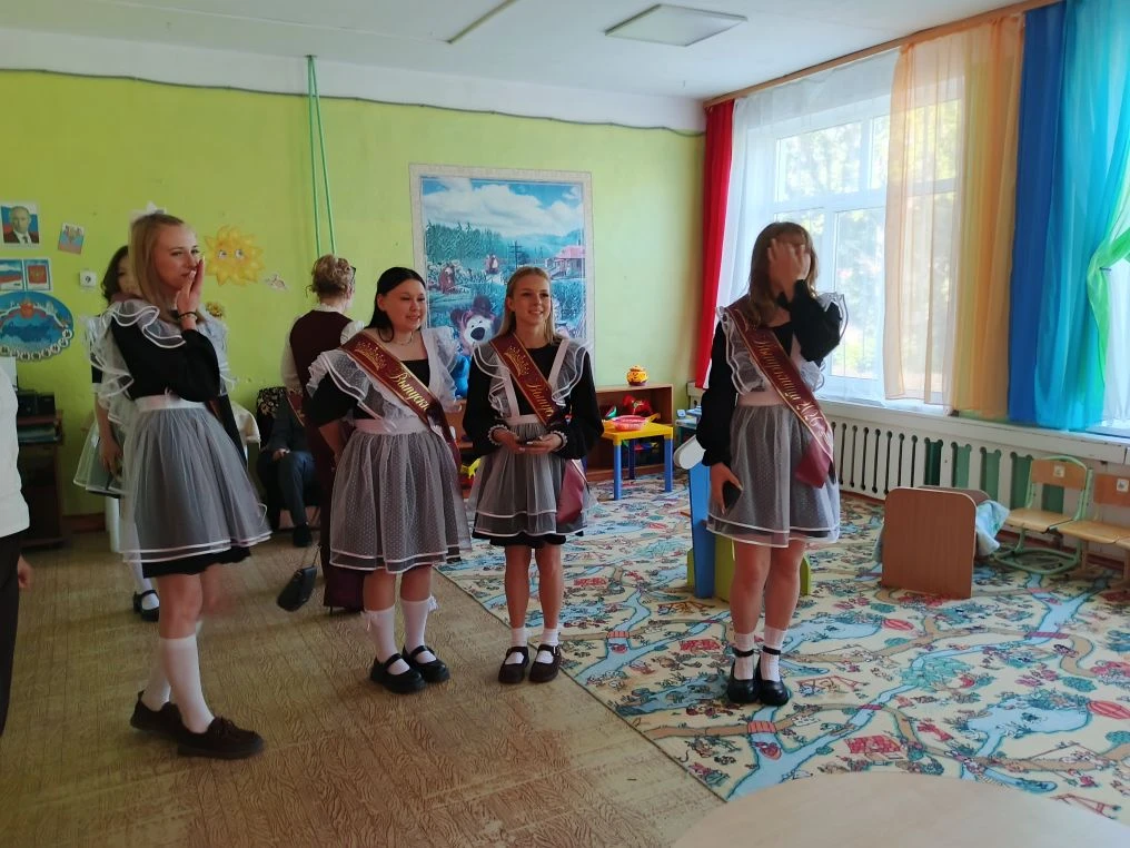 В  праздничный и немного грустный день, когда по всей школе звенят последние звонки, к ...