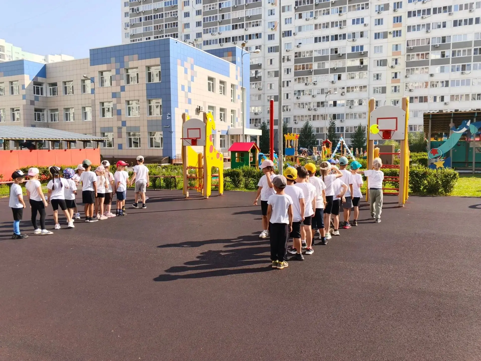 Летние занятия физкультурой в детском саду — это отличный способ укрепить здоровье детей. Тёплая пог