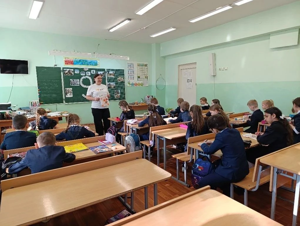 🎖️🧸 Подарок ветерану — от сердца к сердцу В преддверии 9 Мая во 2 корпусе школы проходят мастер-клас