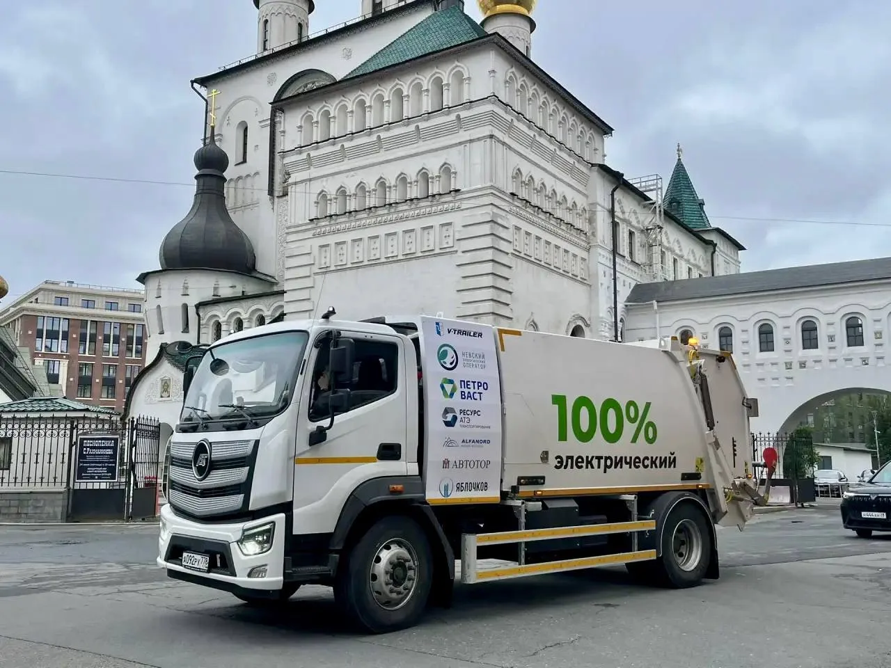 ⚡️ Первые электрические мусоровозы вышли на улицы Санкт-Петербурга

Две машины начали работать в цен