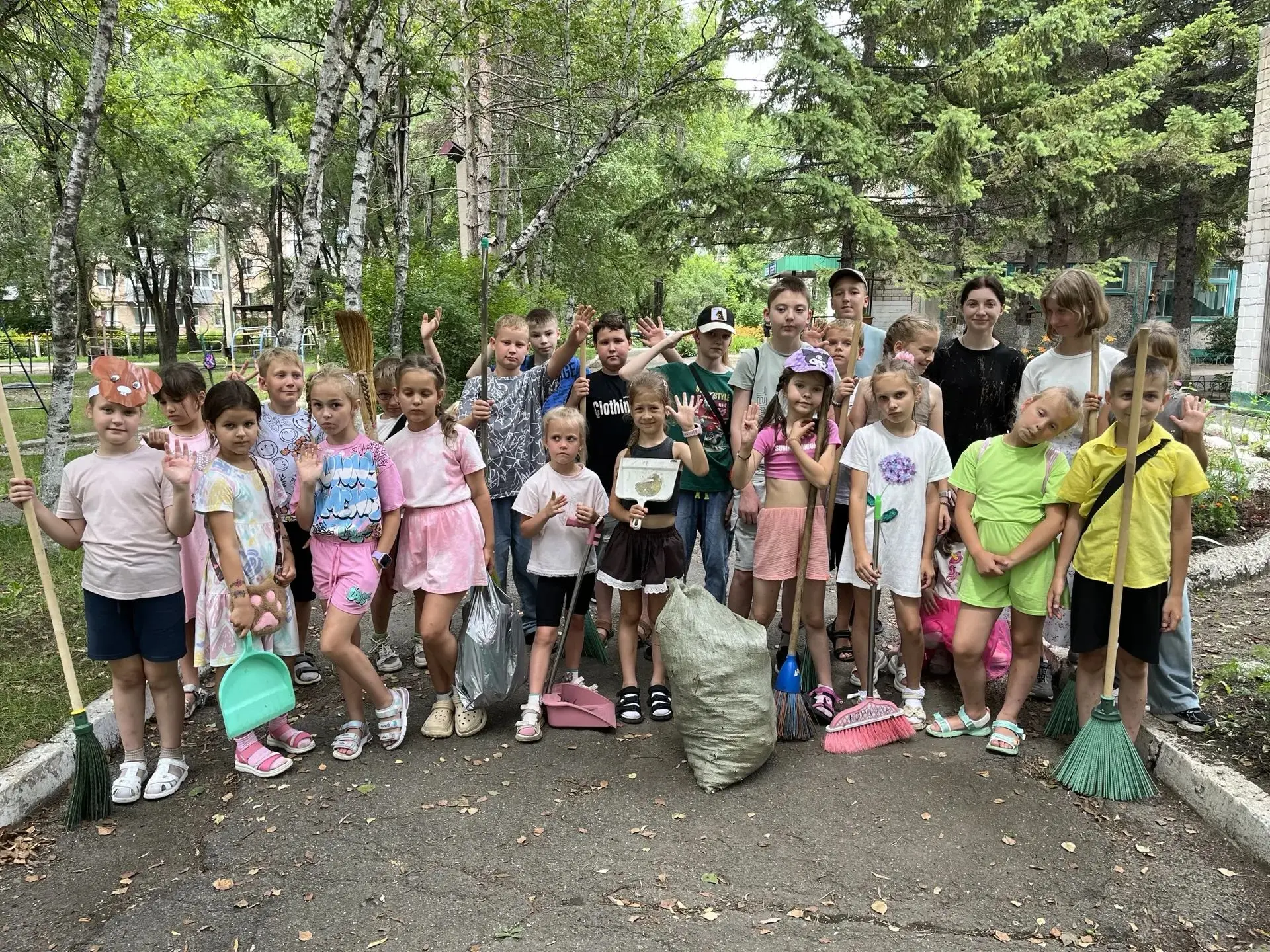 От экрана к добрым делам 💚

В нашем пришкольном лагере случилось маленькое чудо — мы увидели, как к