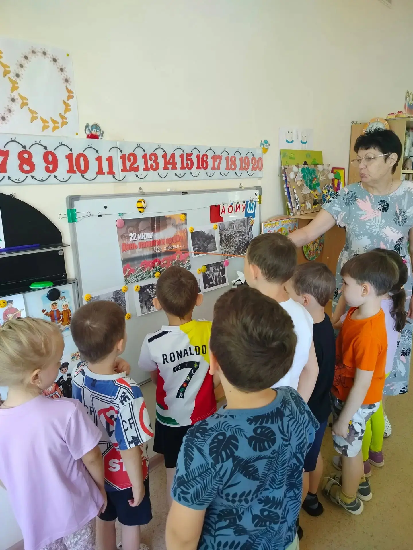 В старшей группе "Пчёлка" состоялось мероприятие, посвященное Дню памяти и скорби. Восп...